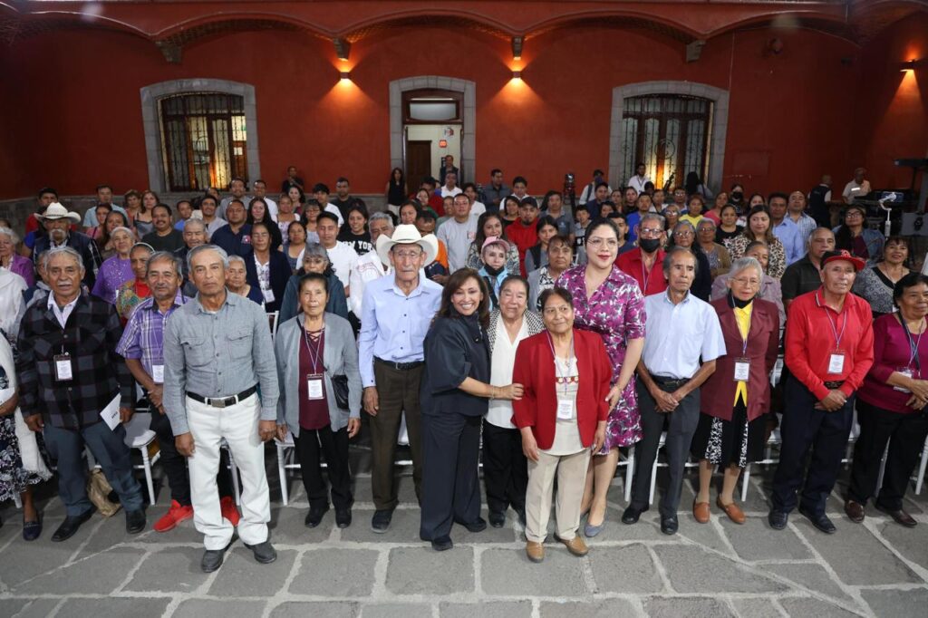 Gobernadora de Tlaxcala entrega documentos a adultos mayores para reencuentro familiar en EU