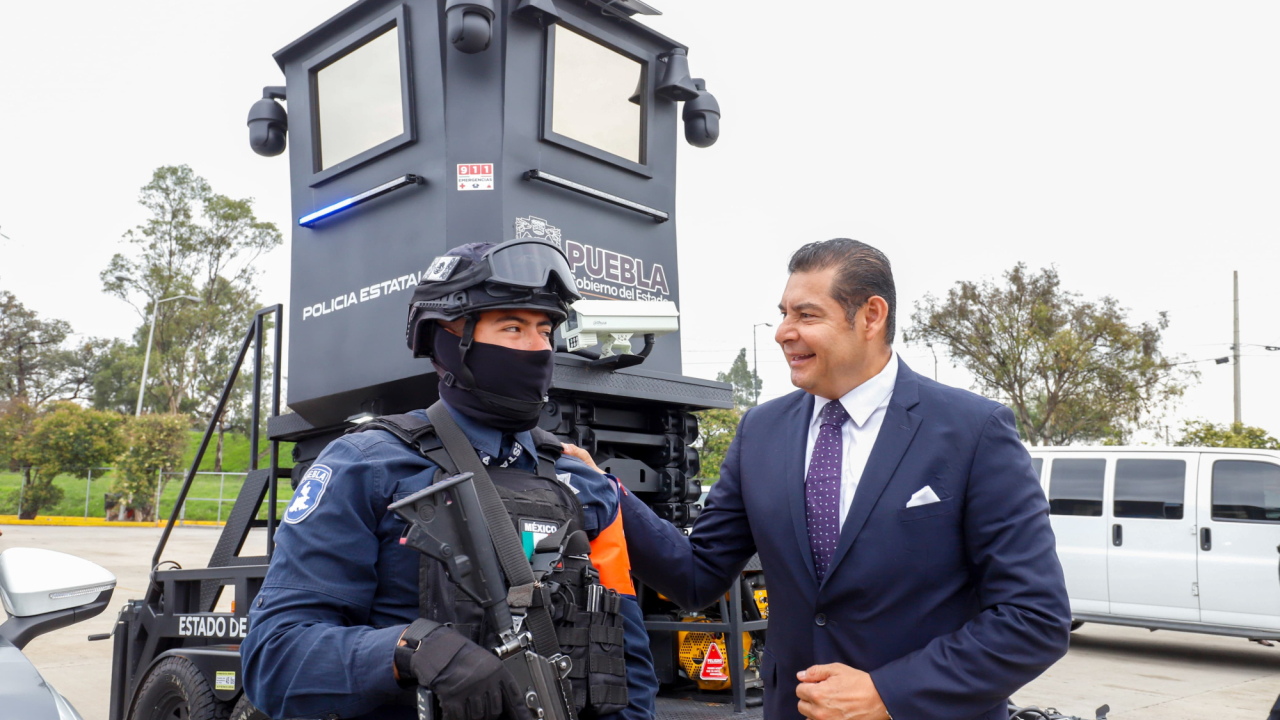 Entrega Armenta 100 patrullas Tiguan armadas en Puebla para reforzar seguridad